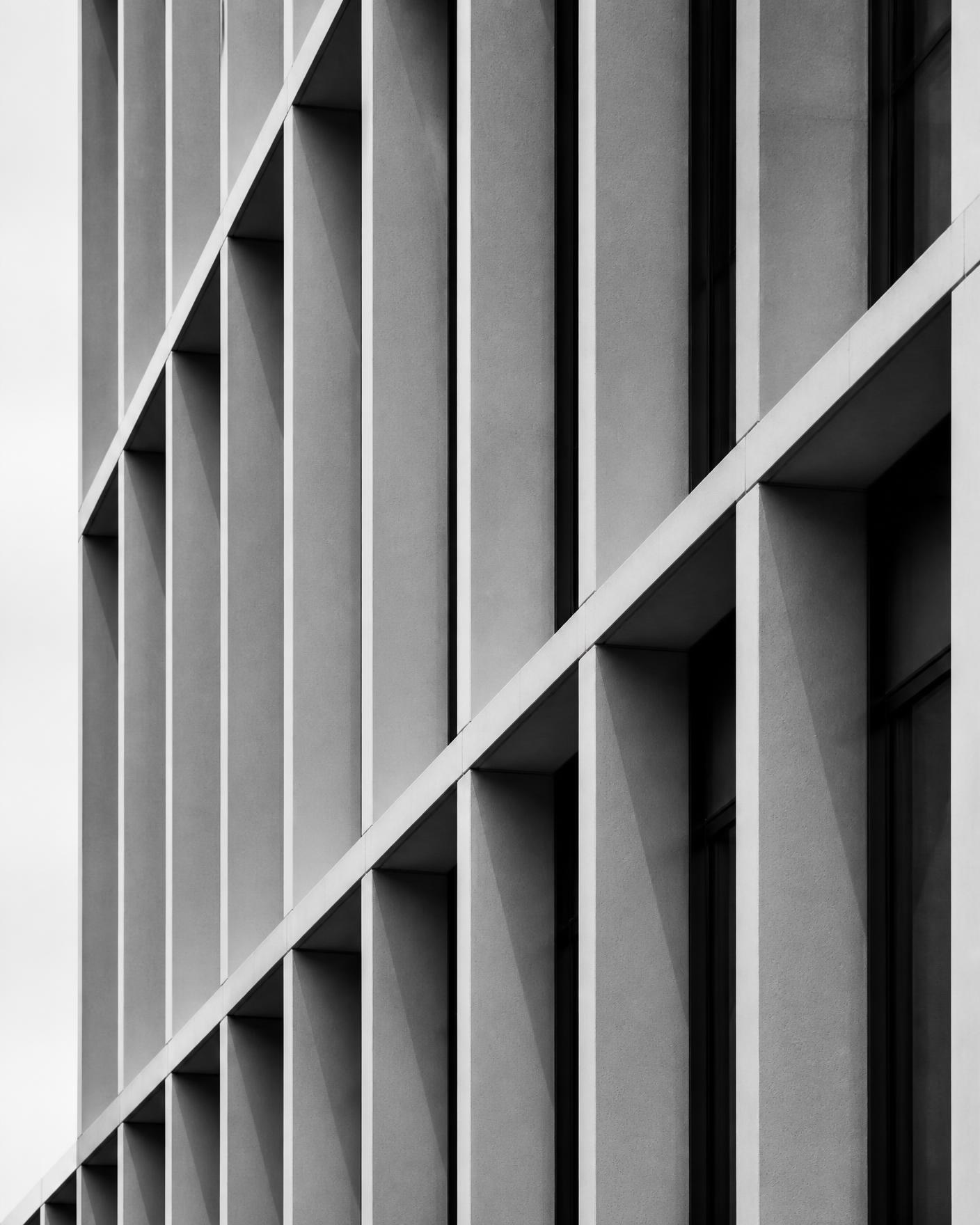 Detail einer präzise gefügten Betonfassade